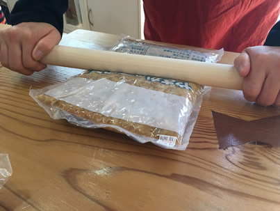 味噌づくり_有機大豆をつぶす