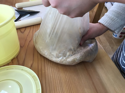 味噌づくり_大豆と麹を混ぜ合わせる②