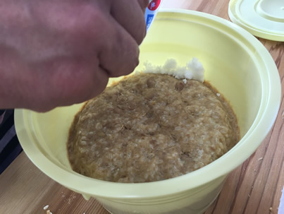 味噌づくり_味噌団子を桶に移し、塩を入れる